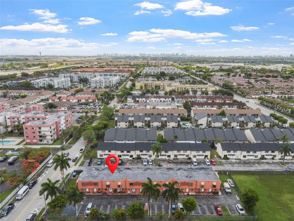 8454 NW 8th St 2, Miami, Florida 33126, USA