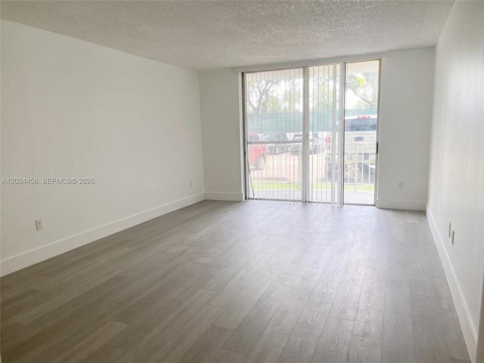 484 NW 165th St Rd A-111, Miami, Floride 33169, États-Unis