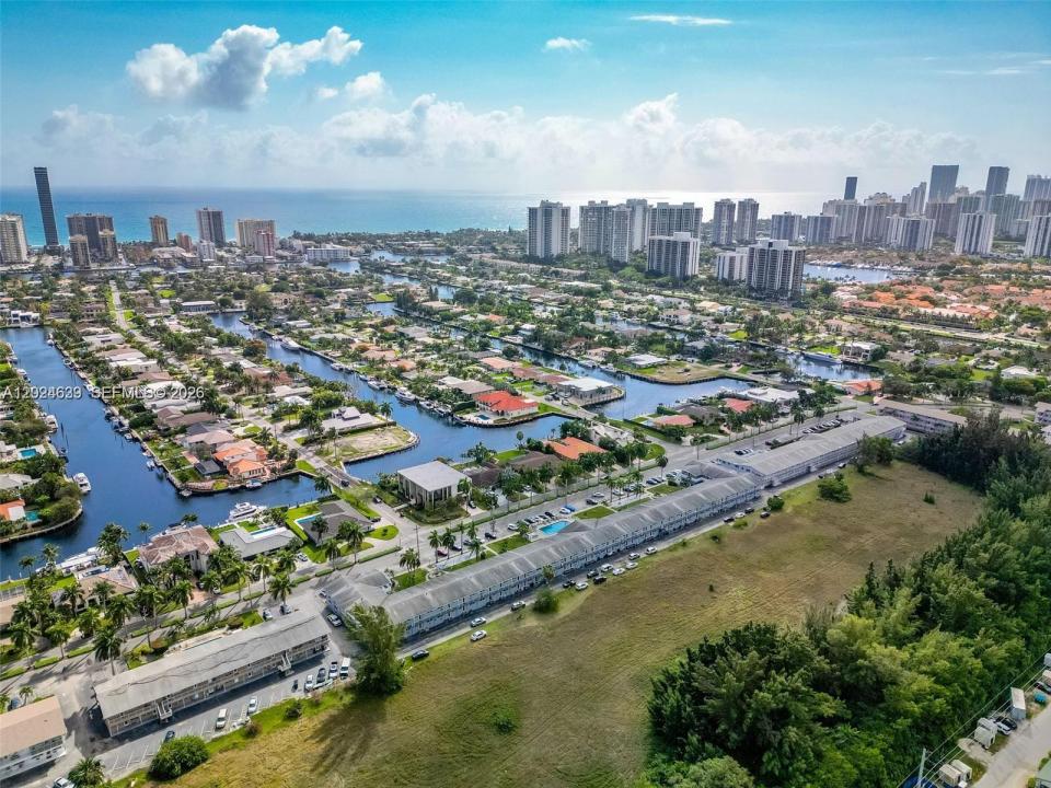 600 Layne Blvd 212, Hallandale Beach, Florida 33009, USA