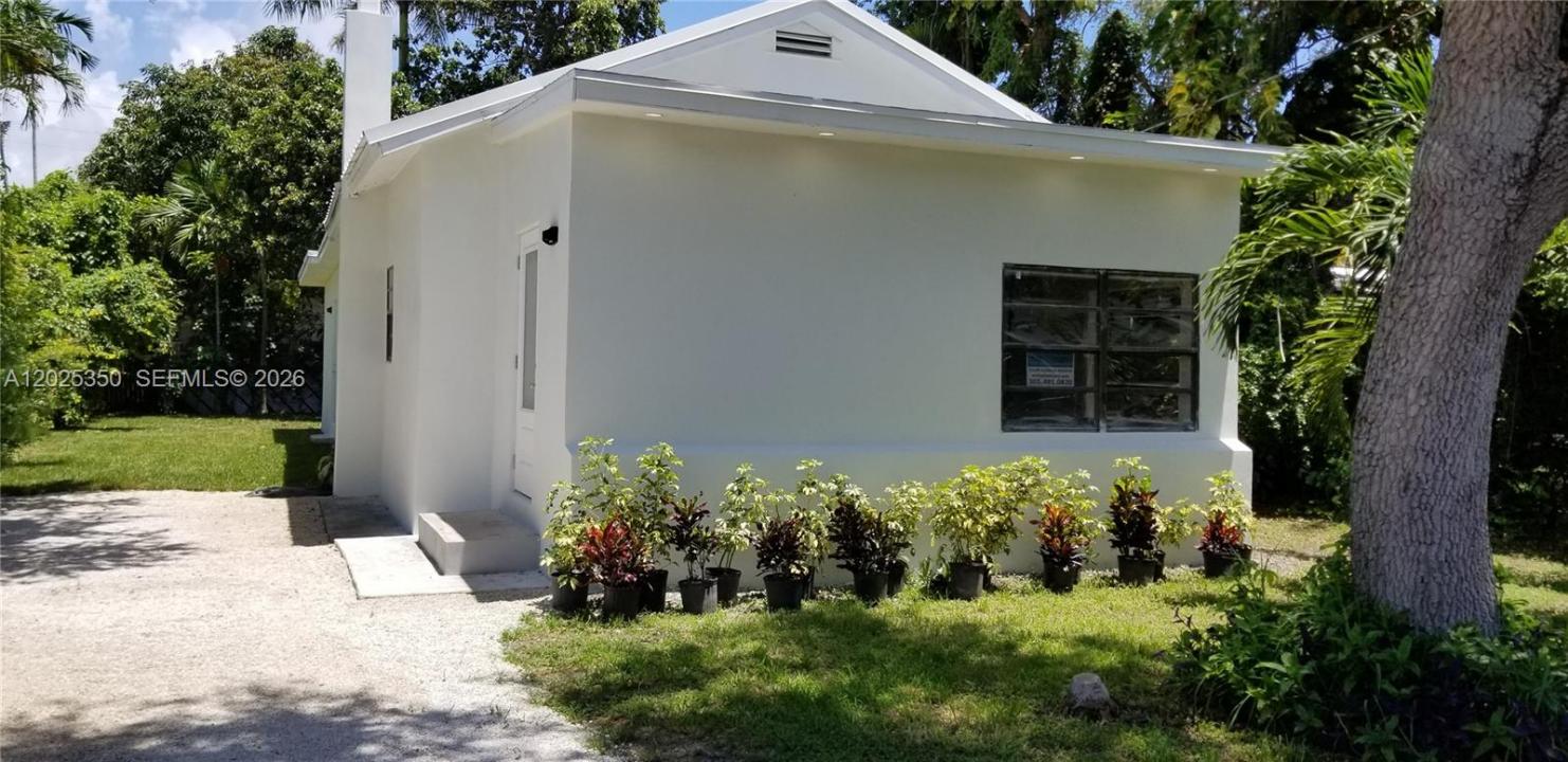 2465 NE 184th St, North Miami Beach, Florida 33160, USA