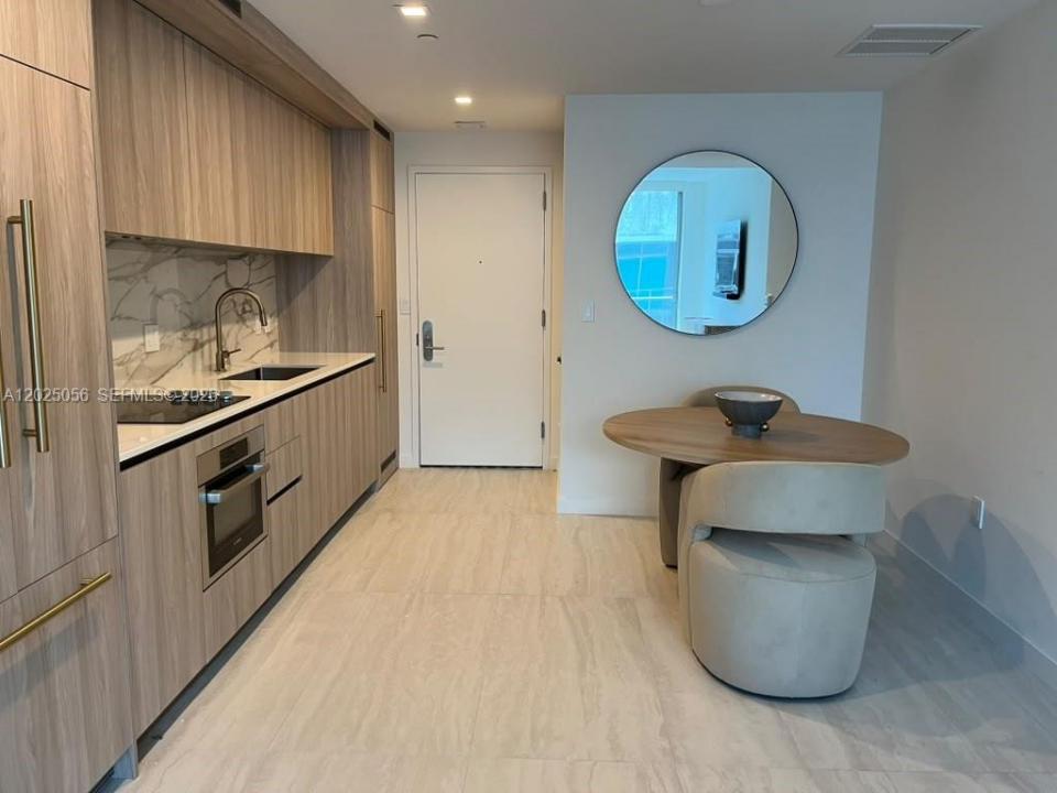 77 SE 5th St 4208, Miami, Florida 33131, USA