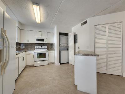 6065 NW 186th St 208, Hialeah, Florida 33015, USA