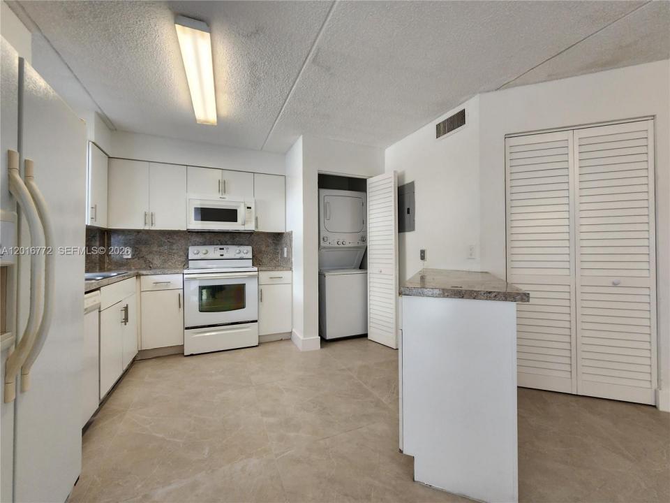 6065 NW 186th St 208, Hialeah, Florida 33015, Amerika Birleşik Devletleri