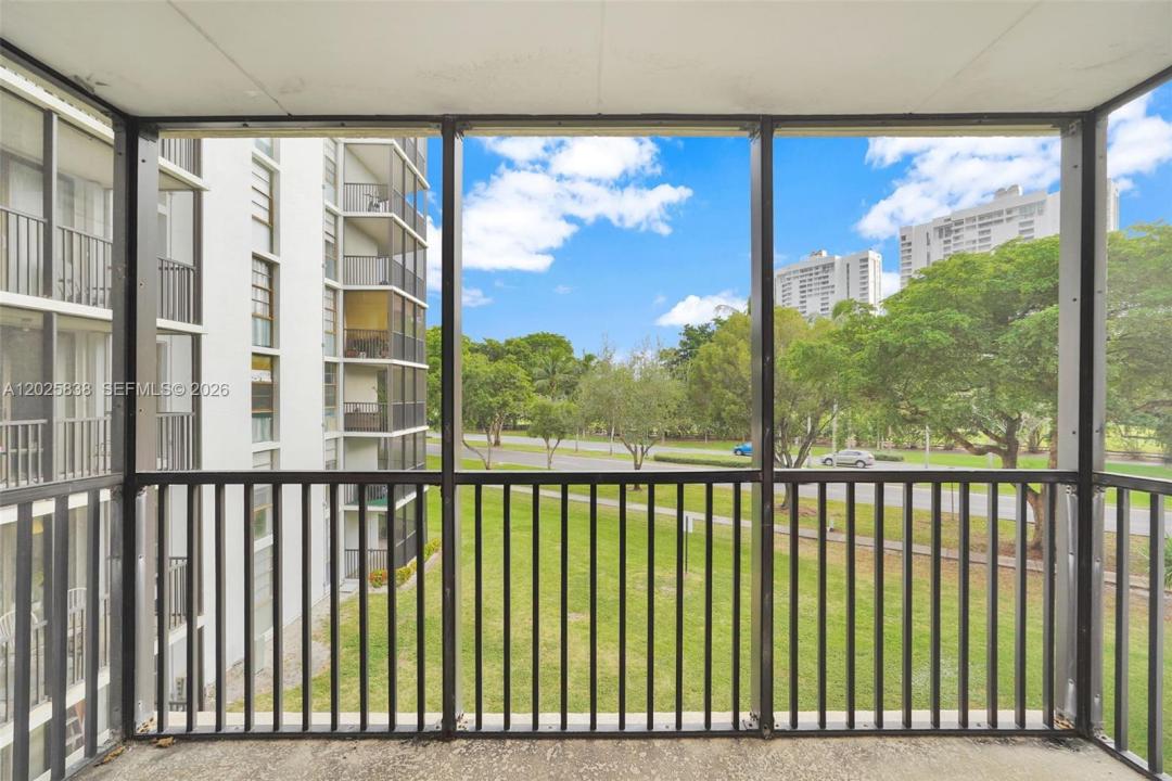 3401 N Country Club Dr 307, Aventura, Florida 33180, USA