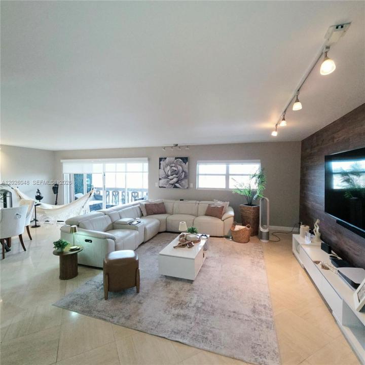 800 NE 195th St 720, Miami, Florida 33179, USA