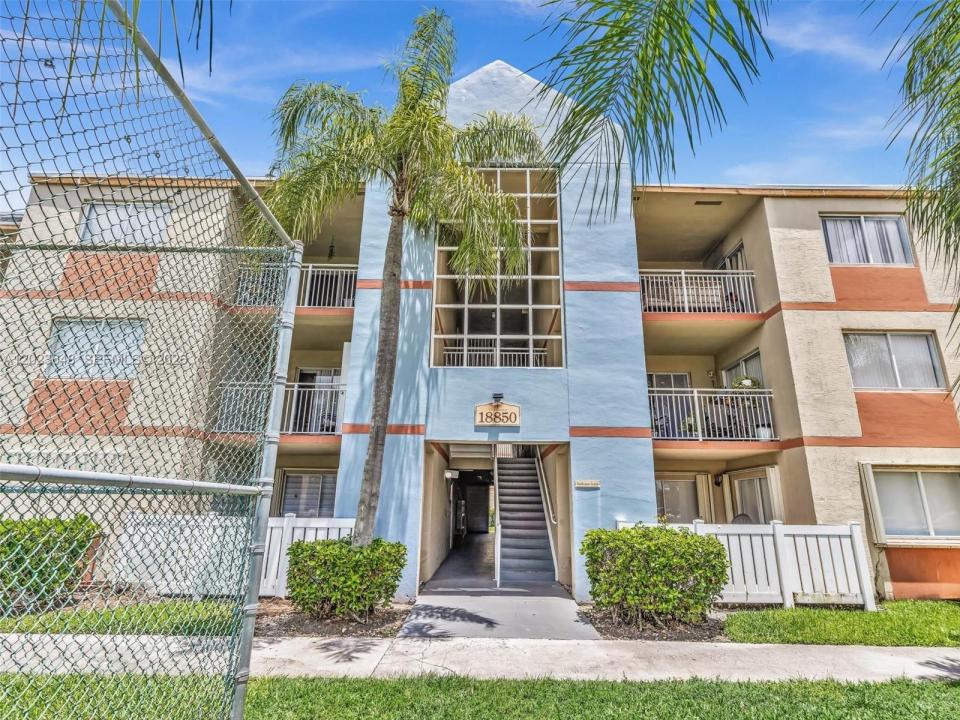 18850 NW 57th Ave 208, Hialeah, Florida 33015, USA