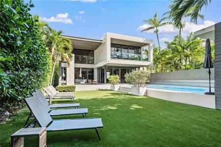 5061 N Bay Rd, Miami Beach, Florida 33140