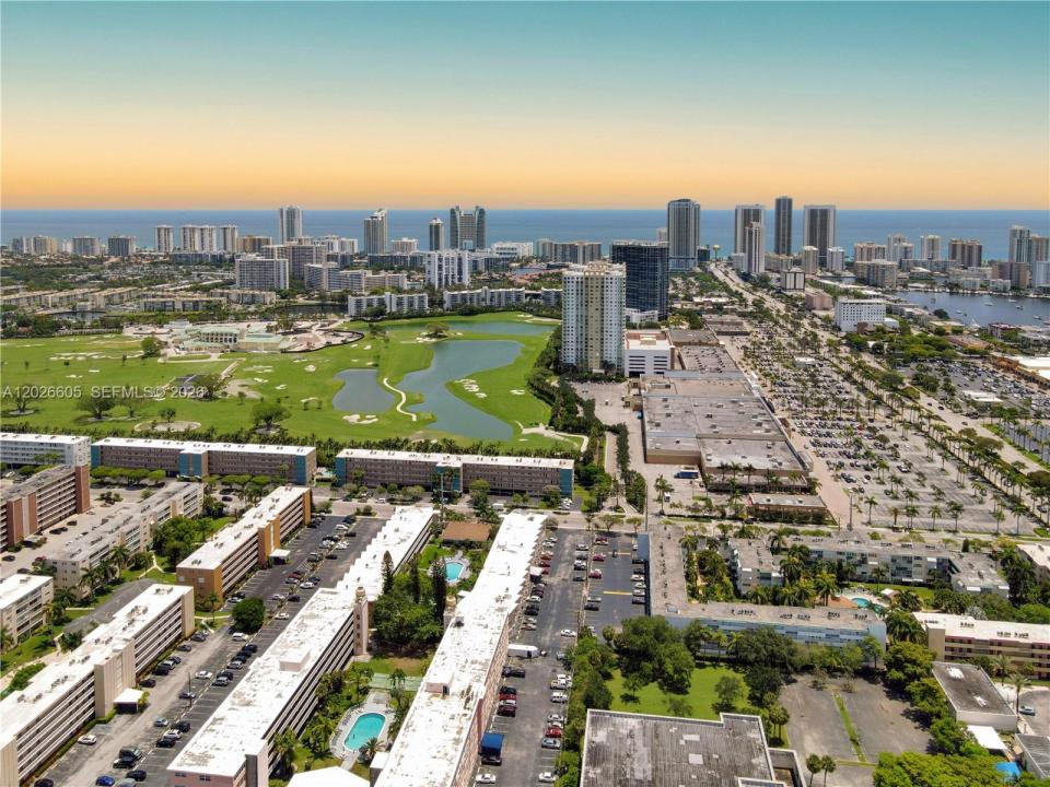 180 NE 12th Ave 18C, Hallandale Beach, Floride 33009, États-Unis