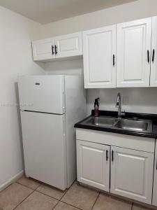 15205 NE 6th Ave D303, Miami, Florida 33162, USA