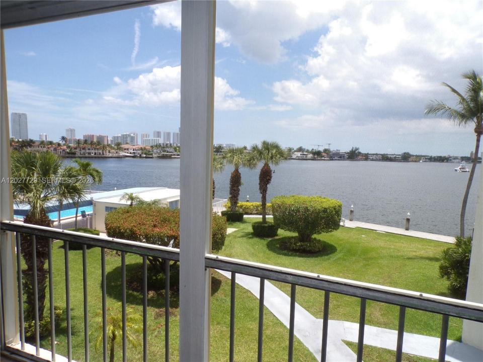 3010 Marcos Dr R314, Aventura, Florida 33160, USA