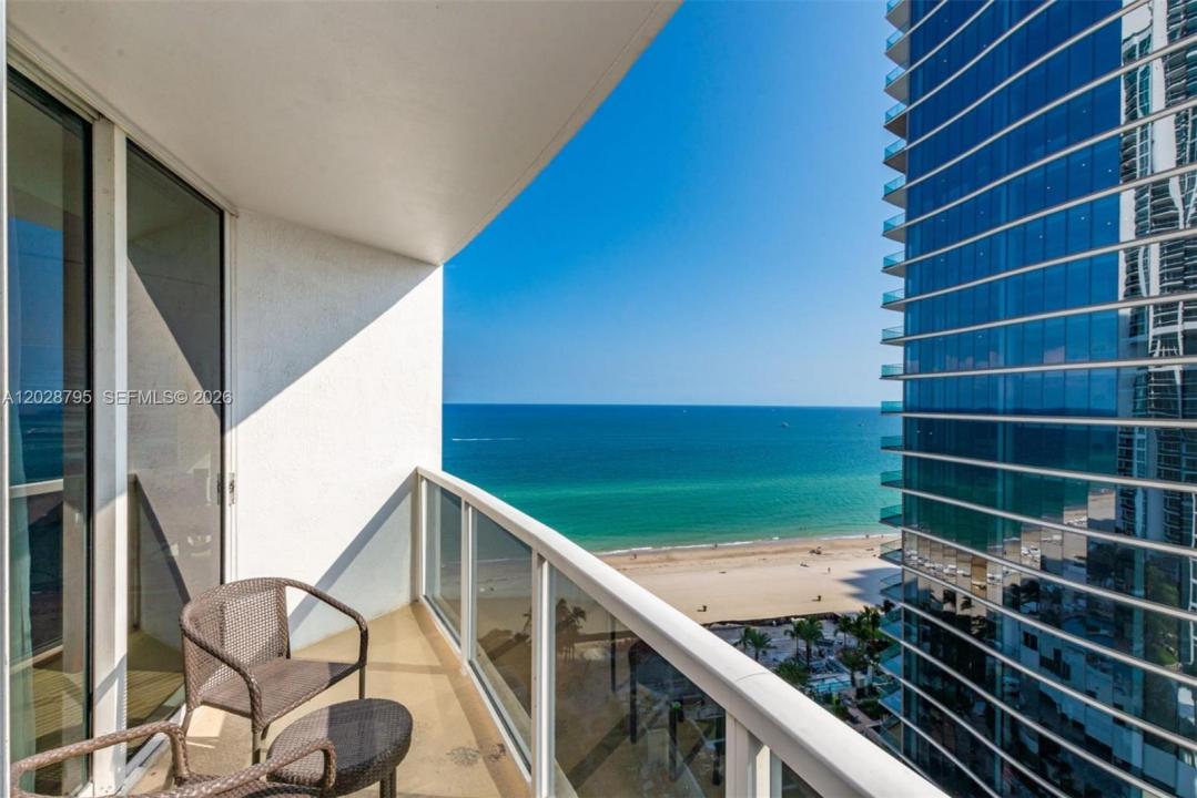 18001 Collins Ave 1414, Sunny Isles Beach, Floryda 33160, USA