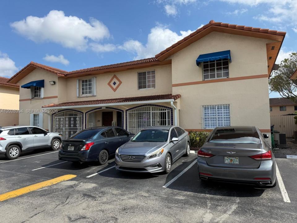 2212 W 74th St 201-28, Hialeah, Florida 33016, Stati Uniti