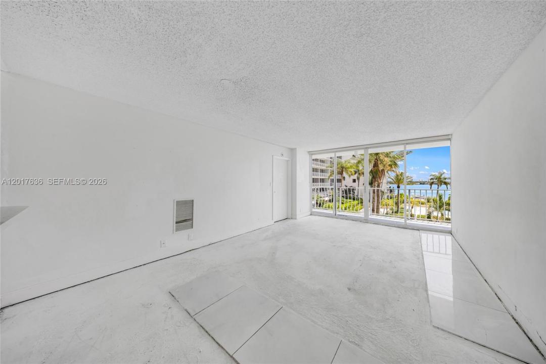 7601 E Treasure Dr 609, North Bay Village, Florida 33141, USA
