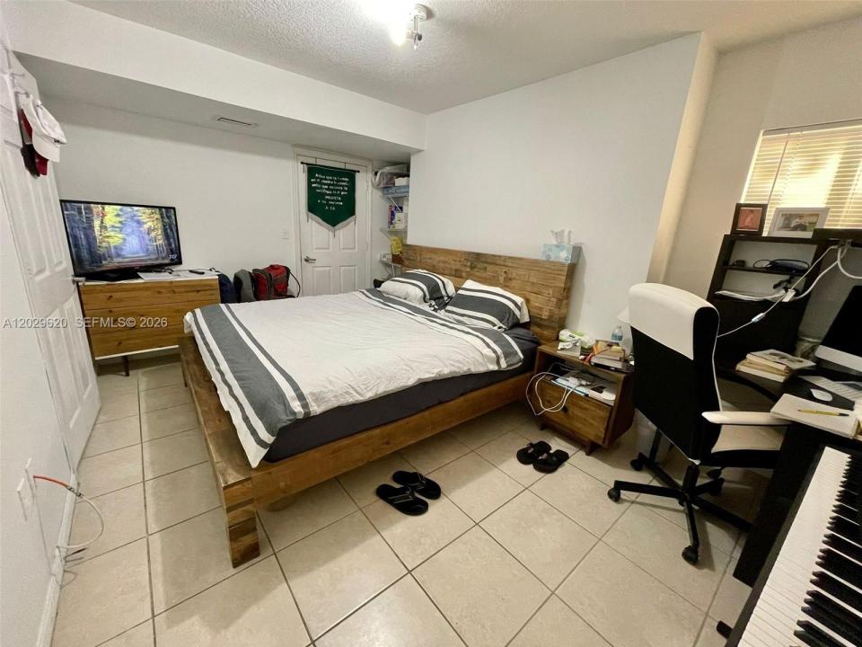 2475 NW 16 Street Road 215, Miami, Floride 33125, États-Unis