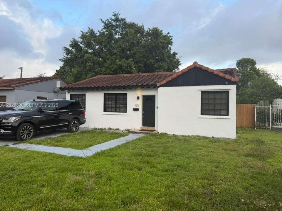 165 Lawn Way, Miami Springs, Florida 33166, Estados Unidos
