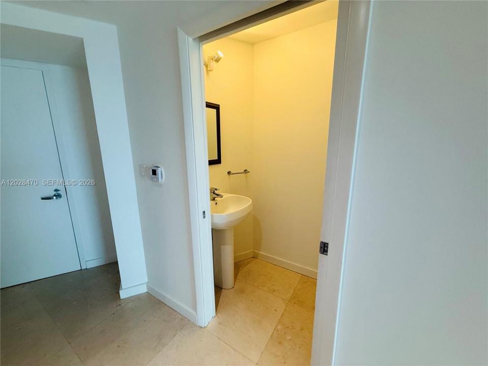 1900 N Bayshore Dr 2415, Miami, Florida 33132, USA