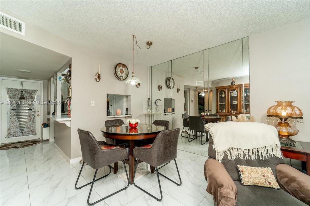 2811 N Pine Island Rd 102, Sunrise, Floride 33322, États-Unis