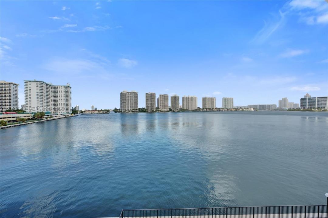 17500 N Bay Rd S403, Sunny Isles Beach, Floride 33160, États-Unis