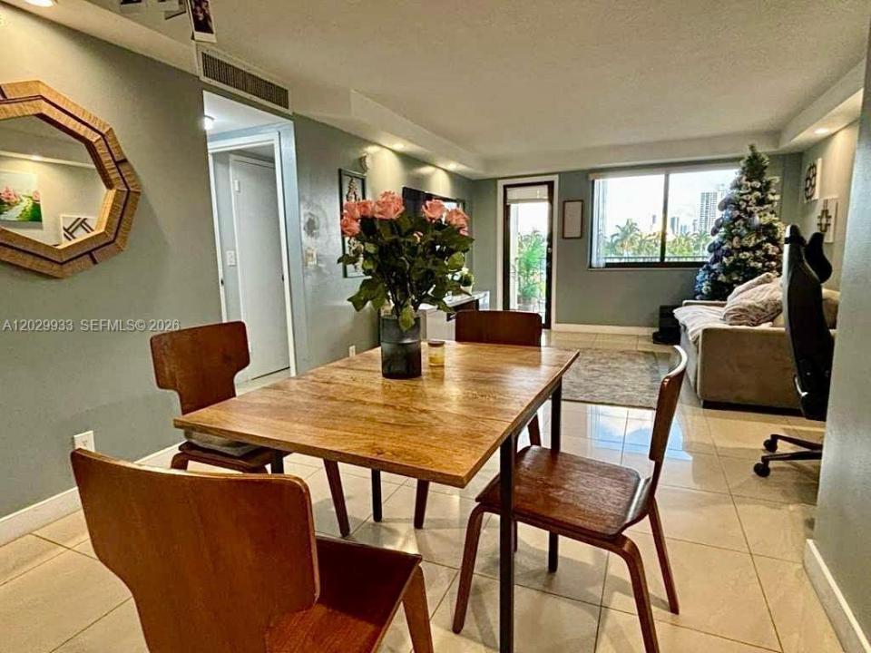 301 Golden Isles Dr 406, Hallandale Beach, Floride 33009, États-Unis