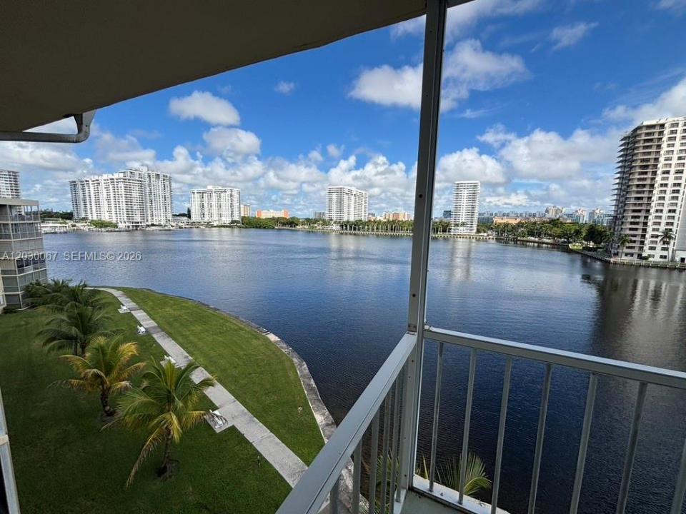 2999 Point East Dr C614, Aventura, Floride 33160, États-Unis
