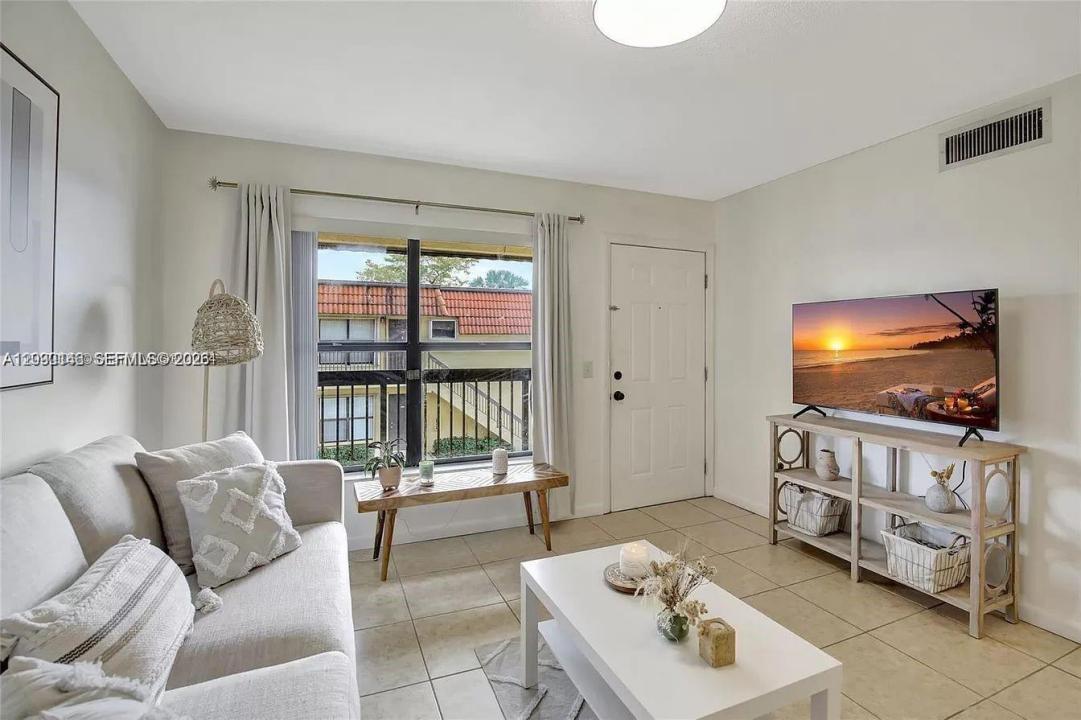 561 NW 100th Pl 201, Pembroke Pines, フロリダ 33024, アメリカ合衆国