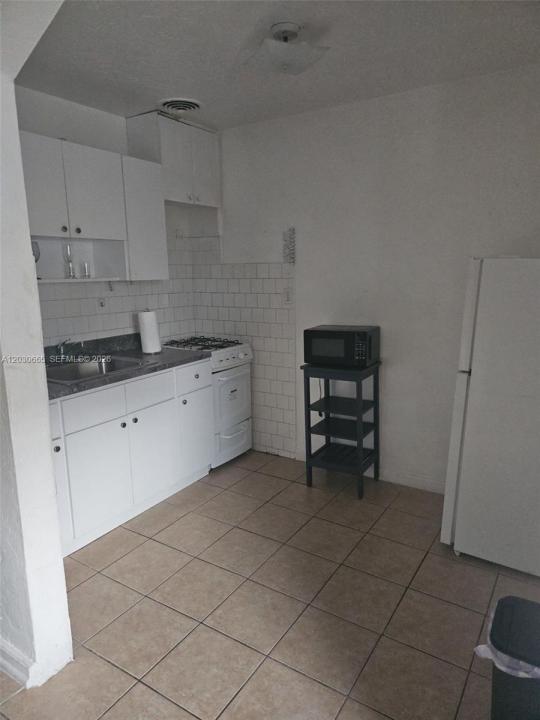615 NE 4th St 2, Hallandale Beach, Florida 33009, USA