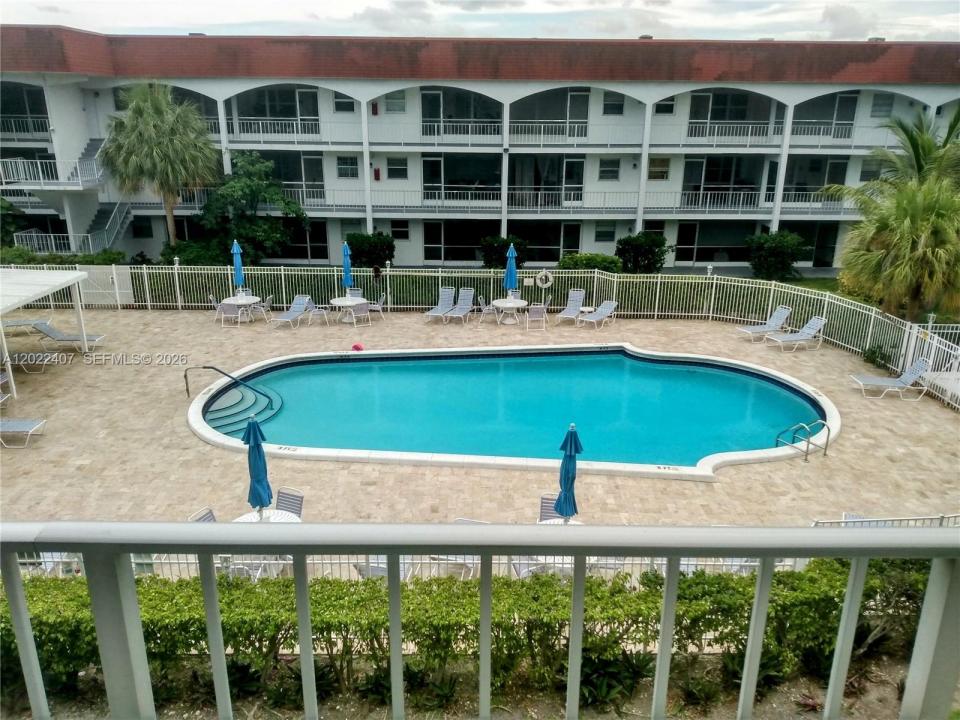 581 Blue Heron Dr 315-B, Hallandale Beach, Floride 33009, États-Unis