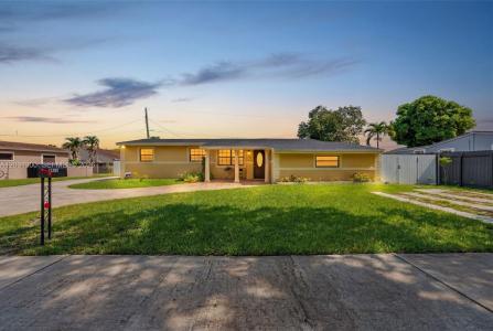 18930 NW 44th Ct B, Miami Gardens, Florida 33055, USA