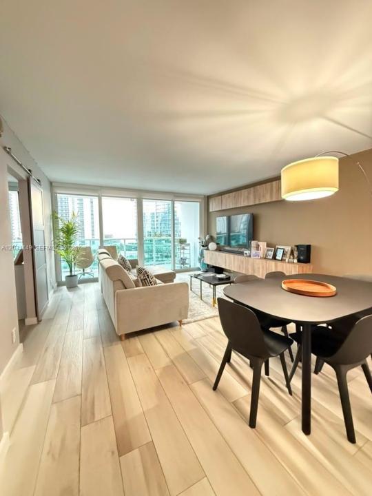 100 Bayview Dr 912, Sunny Isles Beach, Floryda 33160, USA