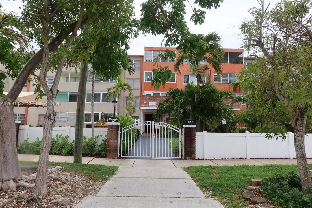 1850 NE 169th St 312, North Miami Beach, Floride 33162, États-Unis