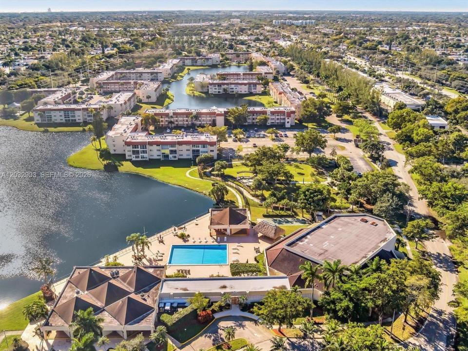 9041 Sunrise Lakes Blvd 106, Sunrise, Floryda 33322, USA