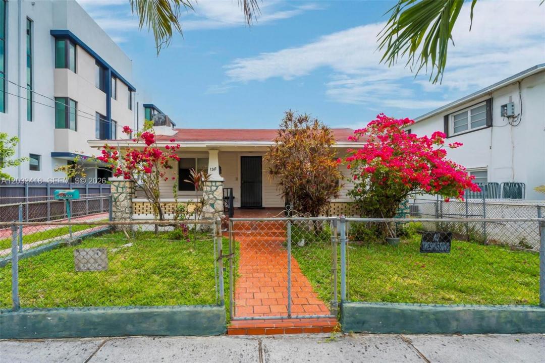1243 SW 3rd St 1, Miami, Floryda 33135, USA