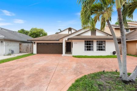 19080 NW 77th Ct, Hialeah, Florida 33015, USA