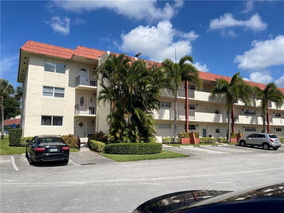 9410 N Hollybrook Lake Drive 310, Pembroke Pines, Florida 33025, USA