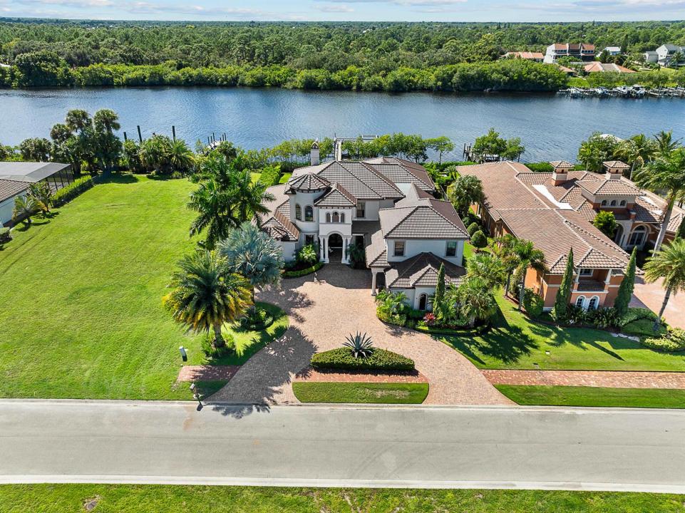 201 SE Fiore Bello, Port St. Lucie, Florida 34952, USA