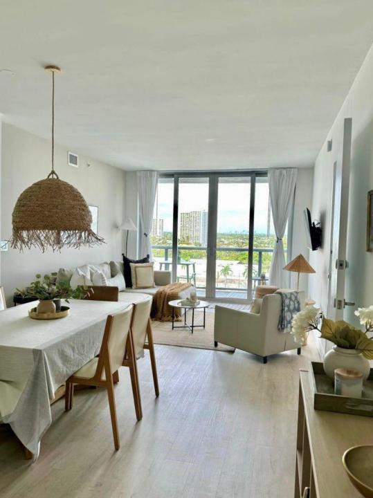 2602 E Hallandale Beach Boulevard R1010, Hallandale Beach, Florida 33009, Stati Uniti