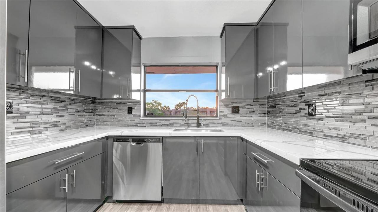 10433 Sunrise Lakes Boulevard 409, Sunrise, Floride 33322, États-Unis