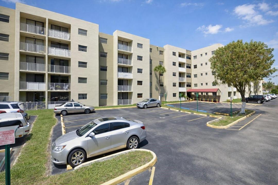 8185 NW 7th Street 214, Miami, Florida 33126, Stati Uniti