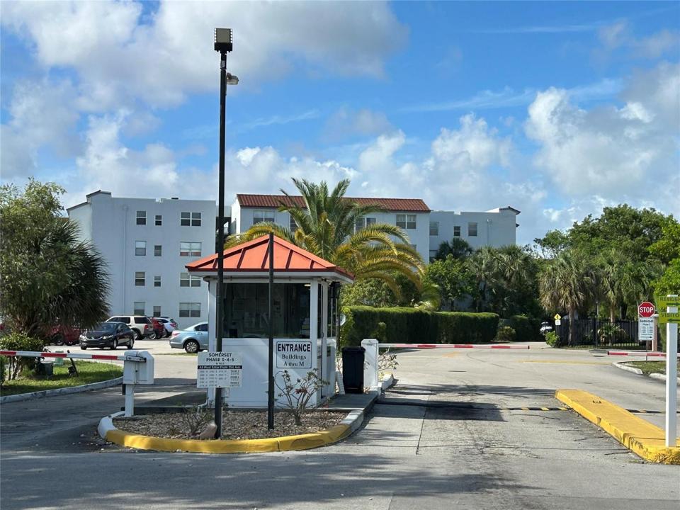 2800 Somerset Drive 109J, Lauderdale Lakes, Florida 33311, USA