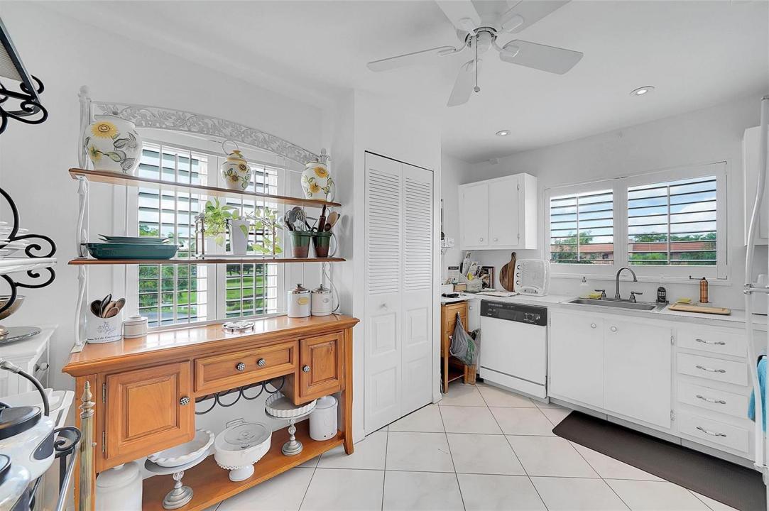 9481 Sunrise Lakes Boulevard 310, Sunrise, Floride 33322, États-Unis