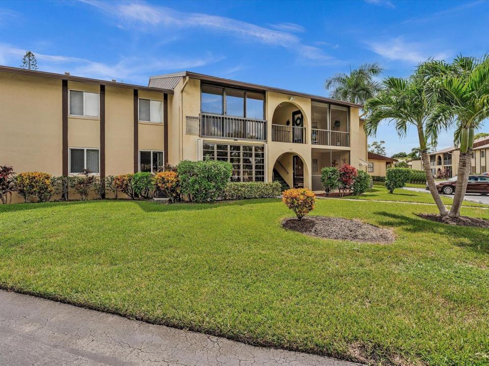342 Pine Ridge Circle D-2, Florida 33463, USA