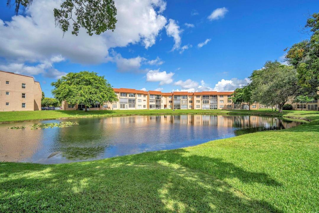 9301 Sunrise Lakes Boulevard 207, Sunrise, Florida 33322, Stati Uniti