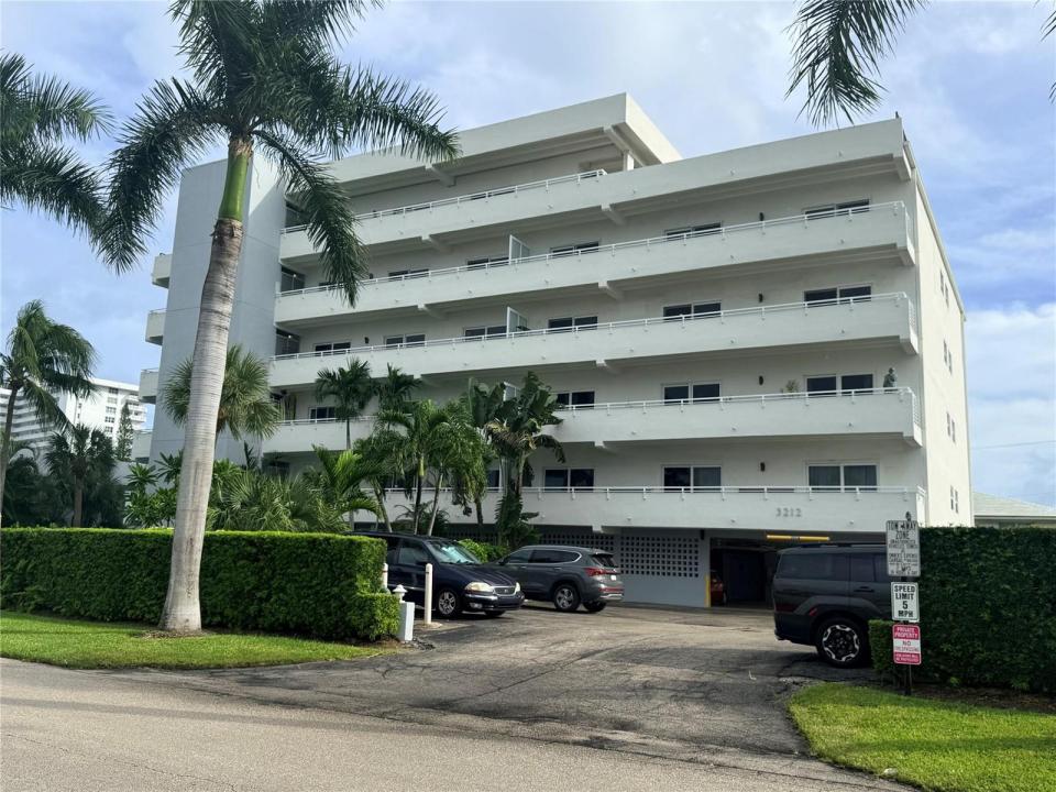 3212 NE 12th Street 303, Pompano Beach, Florida 33062, USA
