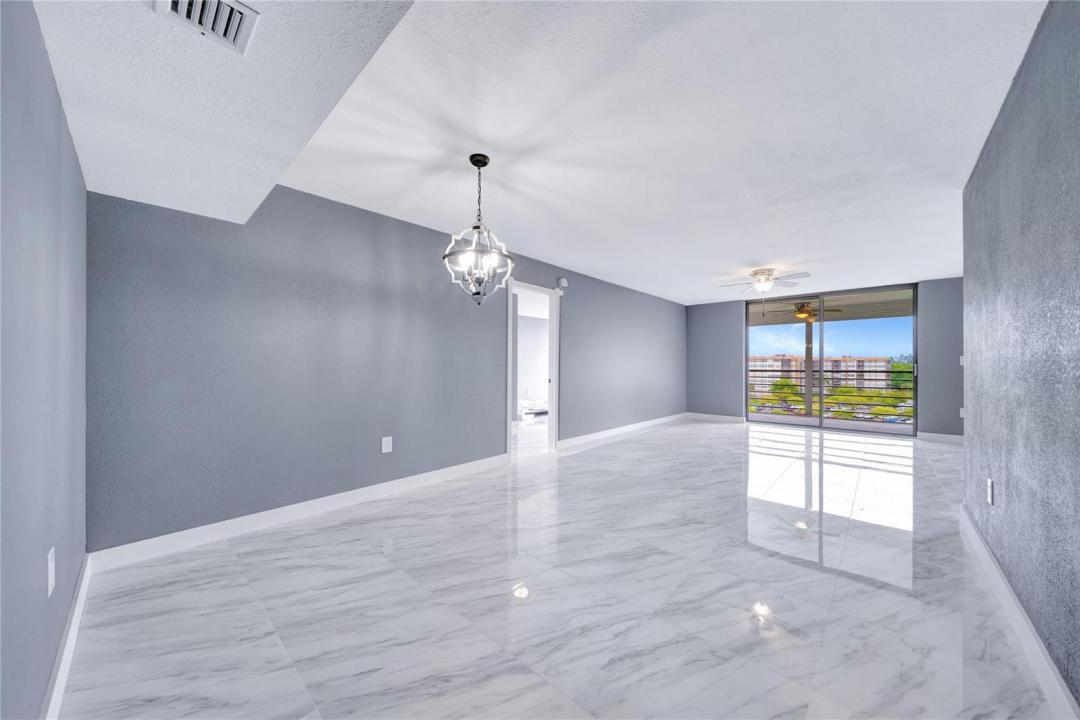 1100 Saint Charles Place 708, Pembroke Pines, Floride 33026, États-Unis