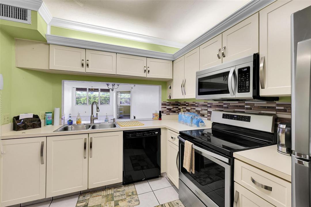 10369 NW 24TH Place 402, Sunrise, Floryda 33322, USA