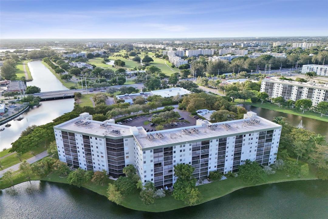 2334 S Cypress Bend Drive 304, Pompano Beach, Florida 33069, USA