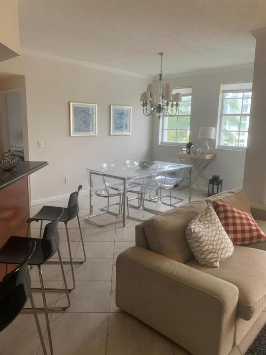 3215 NE 184th Street 14403, North Miami Beach, Floride 33160, États-Unis