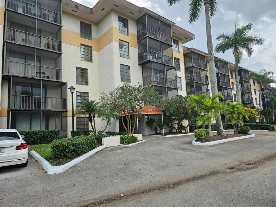 5570 NW 44th Street 405a, Lauderhill, Florida 33319, USA
