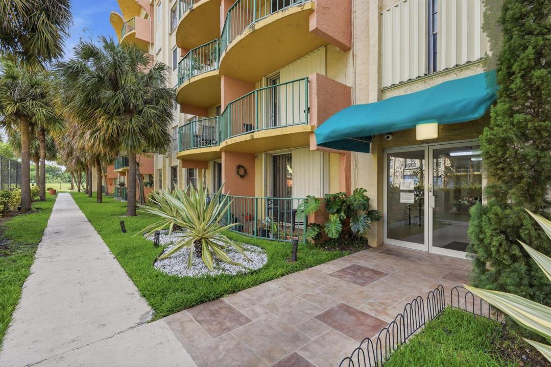 9360 Fontainebleau Boulevard Apt 310, Miami, Floride 33172, États-Unis