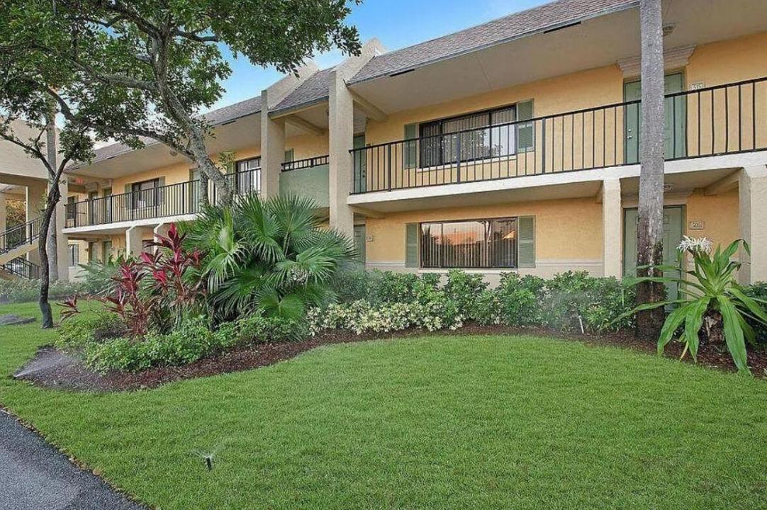 416 Meadows Circle, Boynton Beach, Florida 33436, USA
